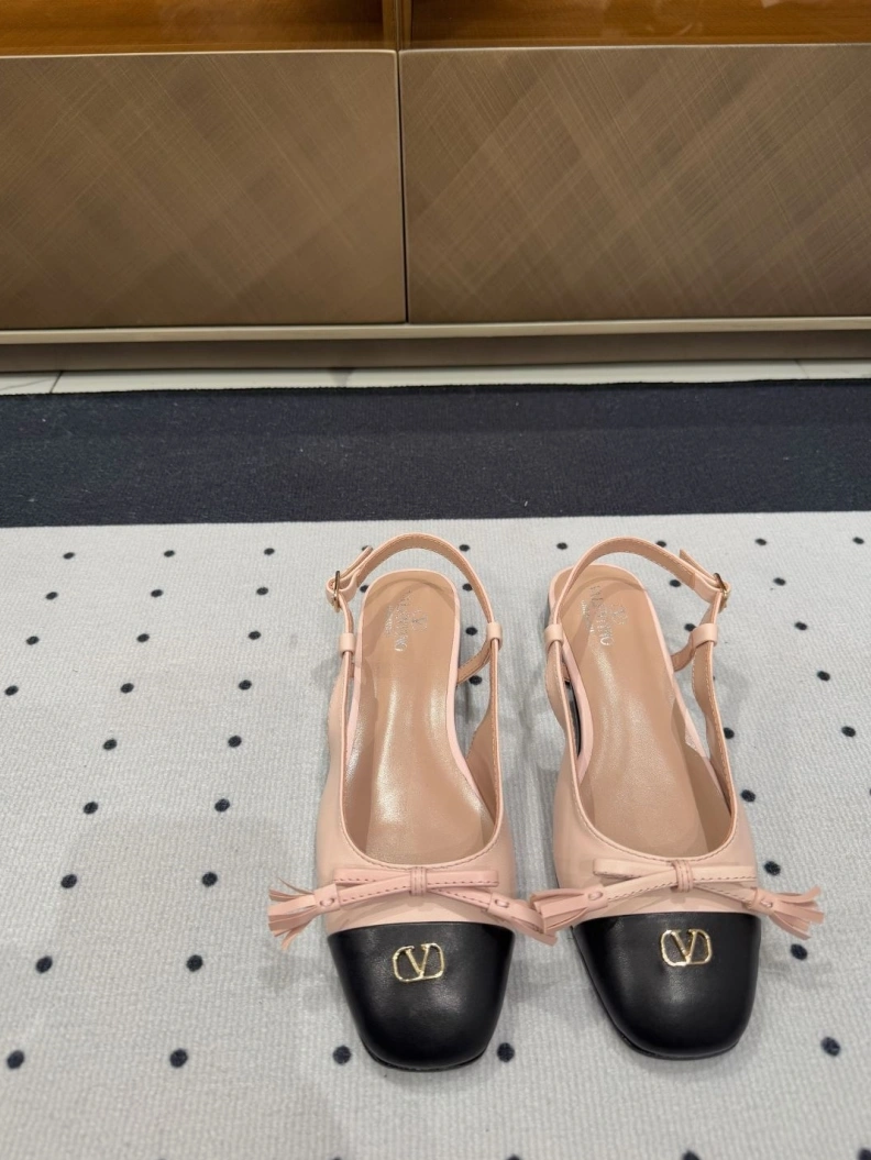 Versatile Vxlxntino Sandals 228718