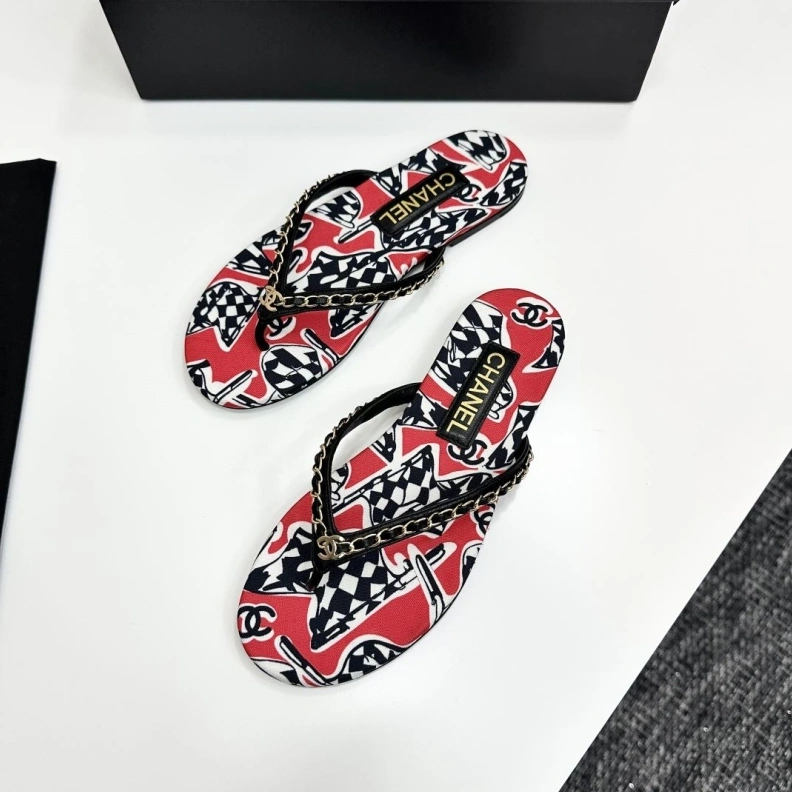 EyeCatching Chxnxl Slippers 117163