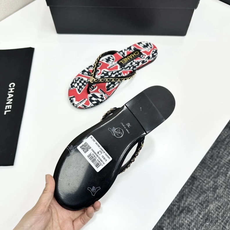 EyeCatching Chxnxl Slippers 117163