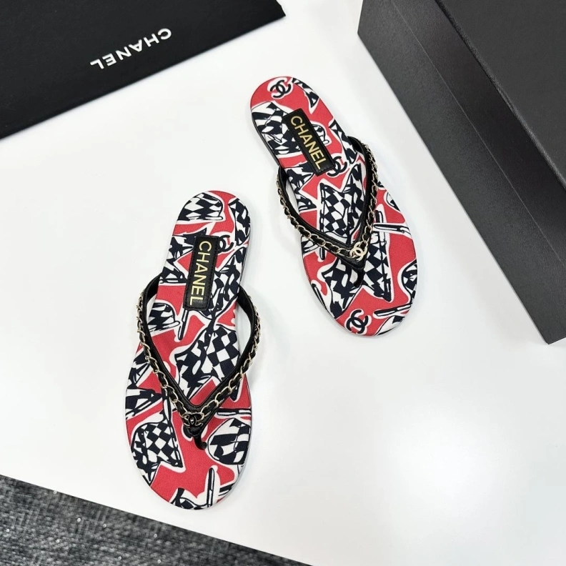 EyeCatching Chxnxl Slippers 117163
