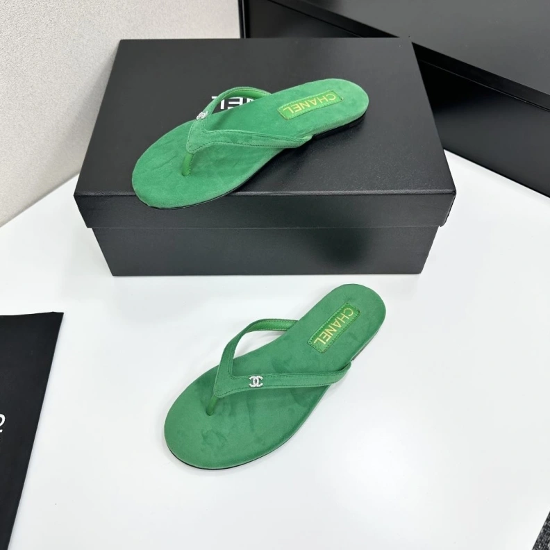 WellDesigned Chxnxl Slippers 117155