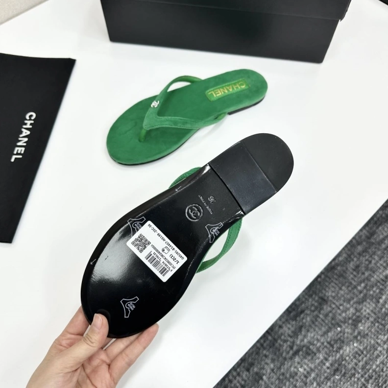 WellDesigned Chxnxl Slippers 117155