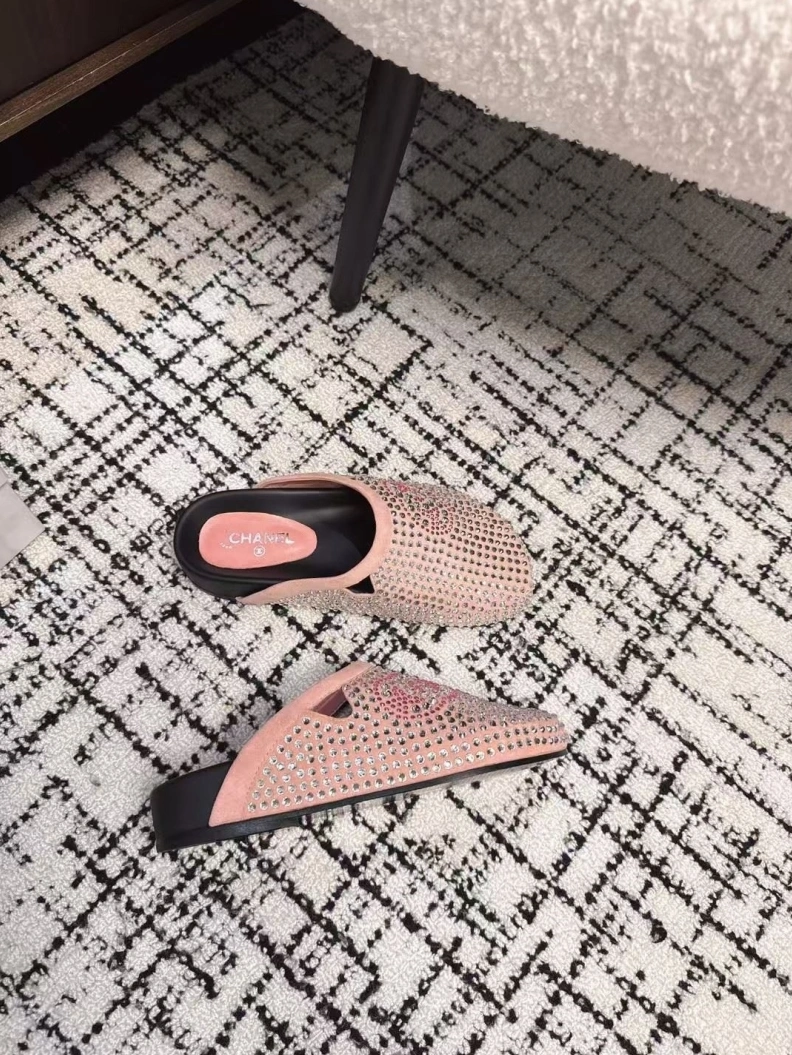 Trendsetting Chxnxl Slippers 117151