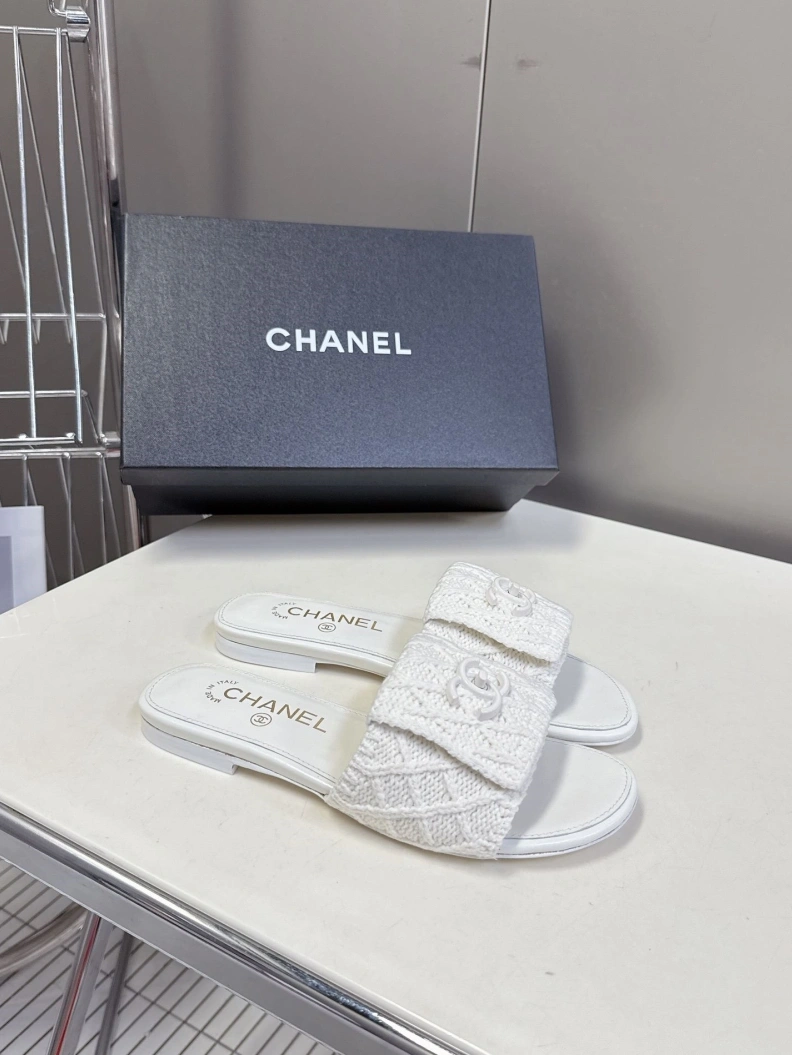 Bold Chxnxl Slippers 117134