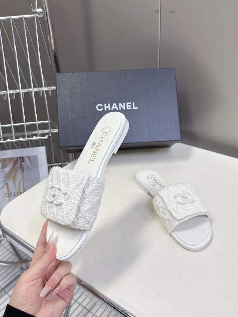 Bold Chxnxl Slippers 117134