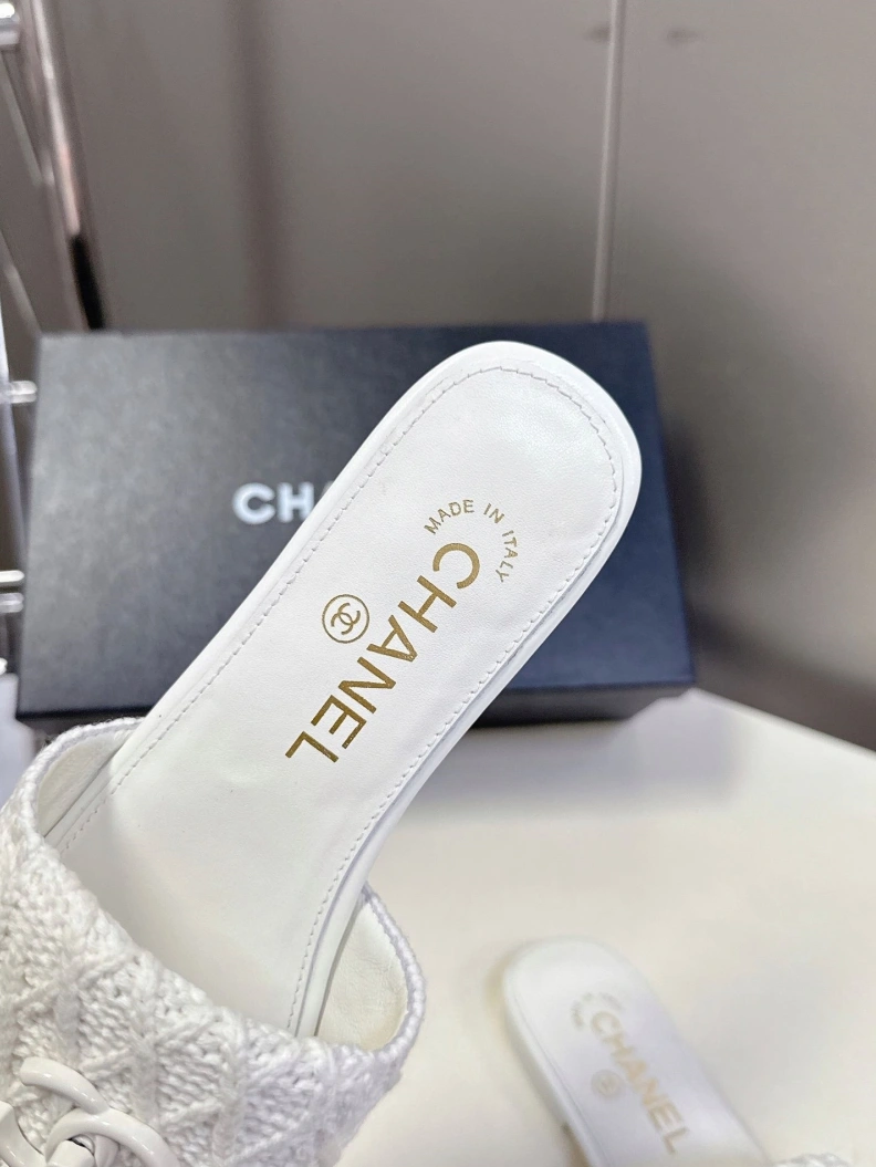 Bold Chxnxl Slippers 117134