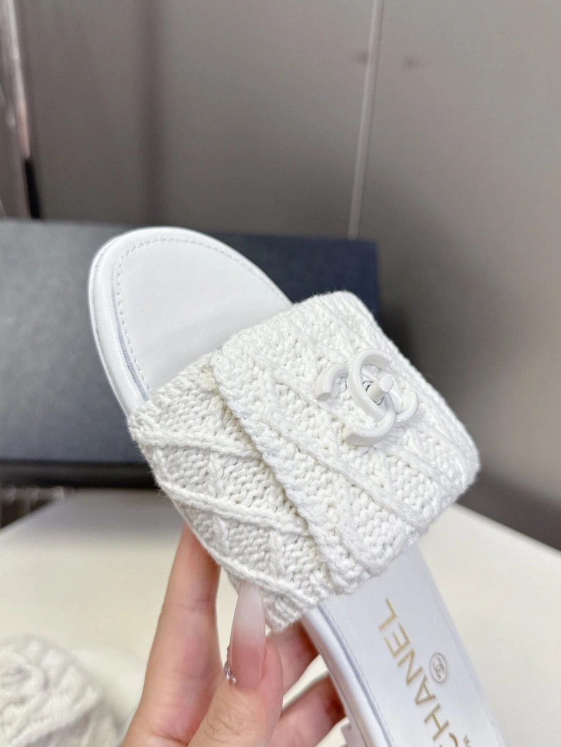Bold Chxnxl Slippers 117134