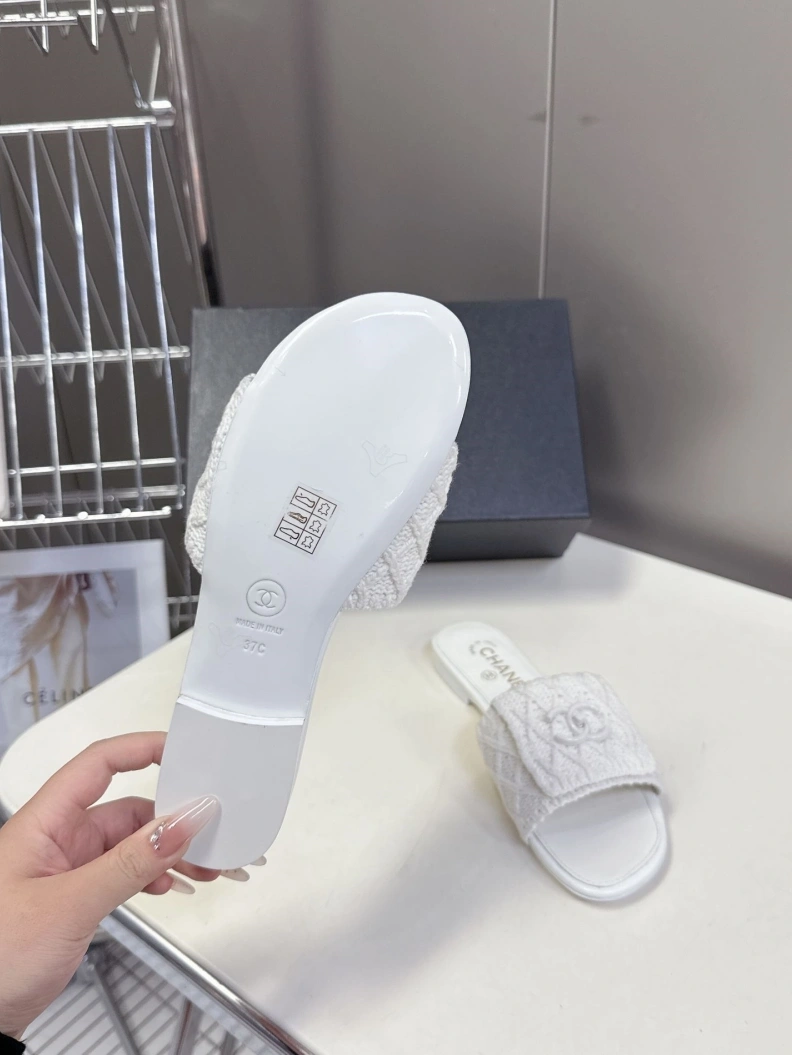 Bold Chxnxl Slippers 117134