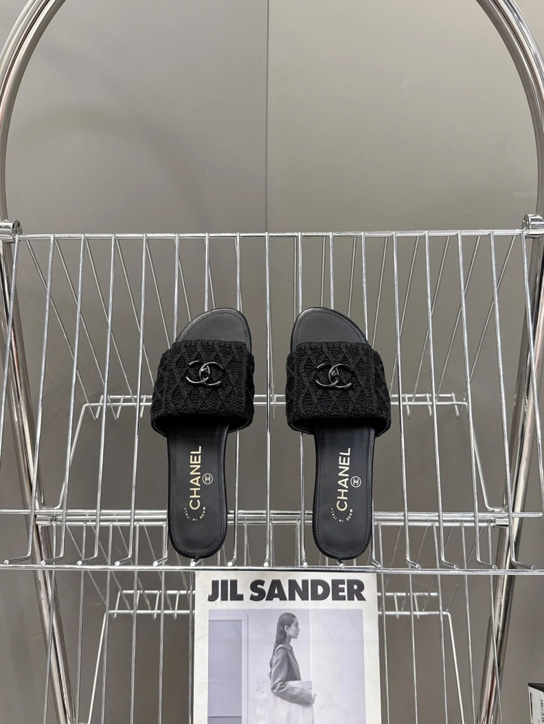 Elegant Chxnxl Slippers 117127