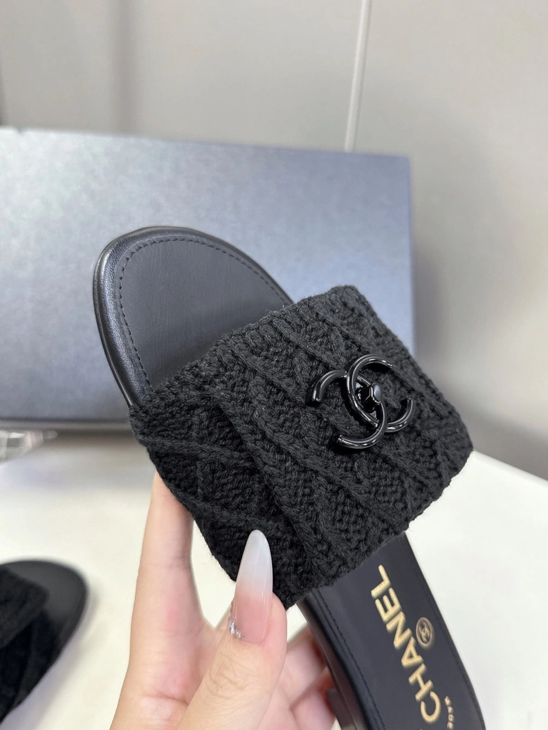 Elegant Chxnxl Slippers 117127