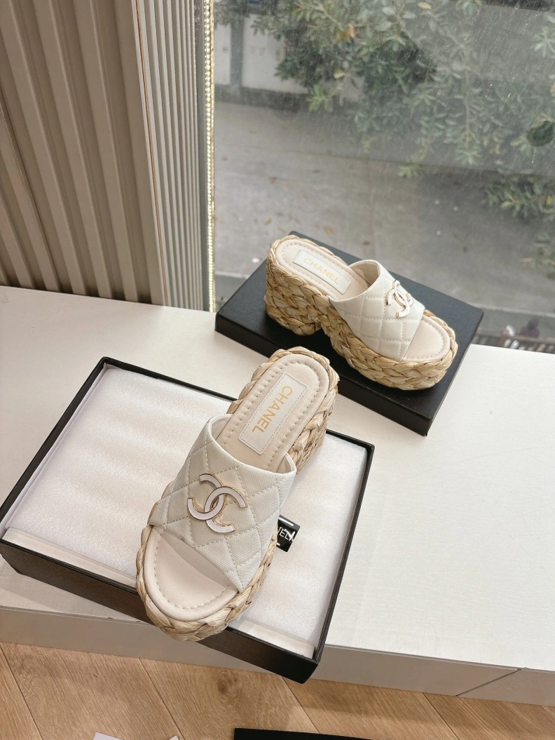 WellDesigned Chxnxl Slippers 117154
