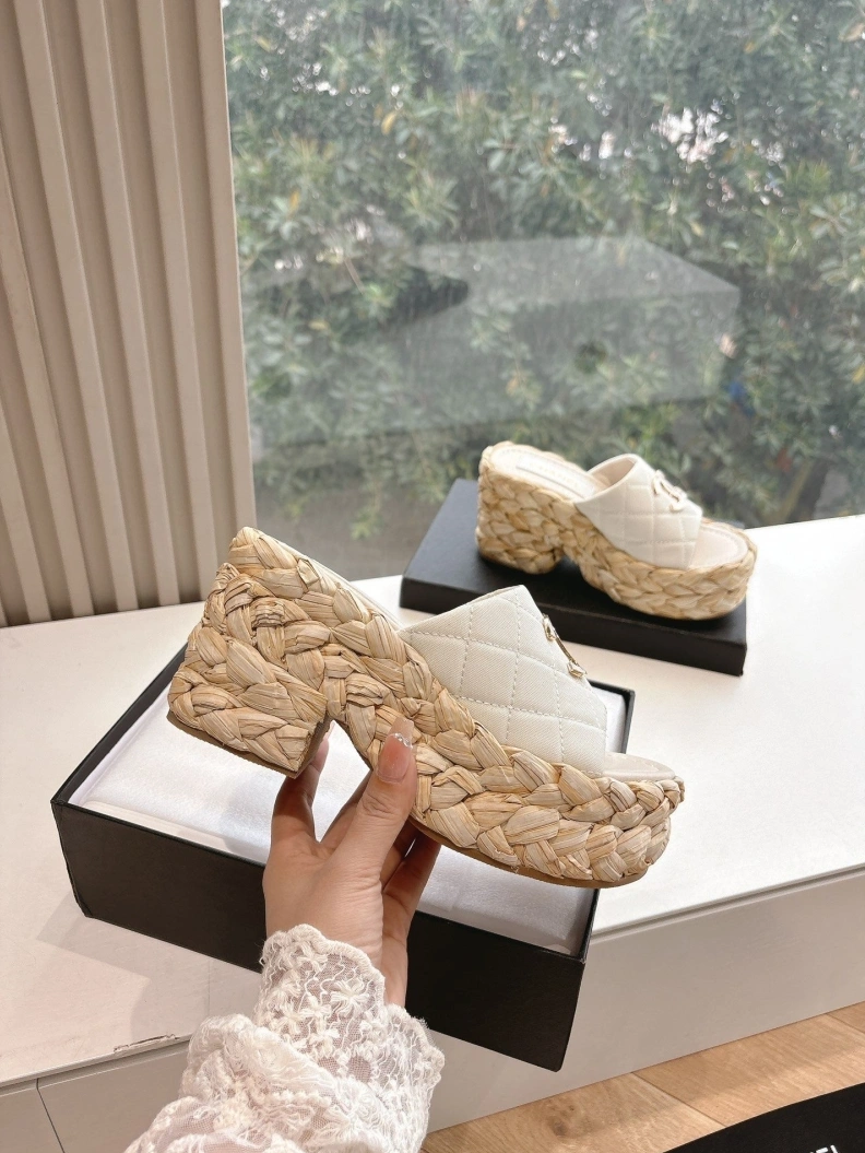 WellDesigned Chxnxl Slippers 117154