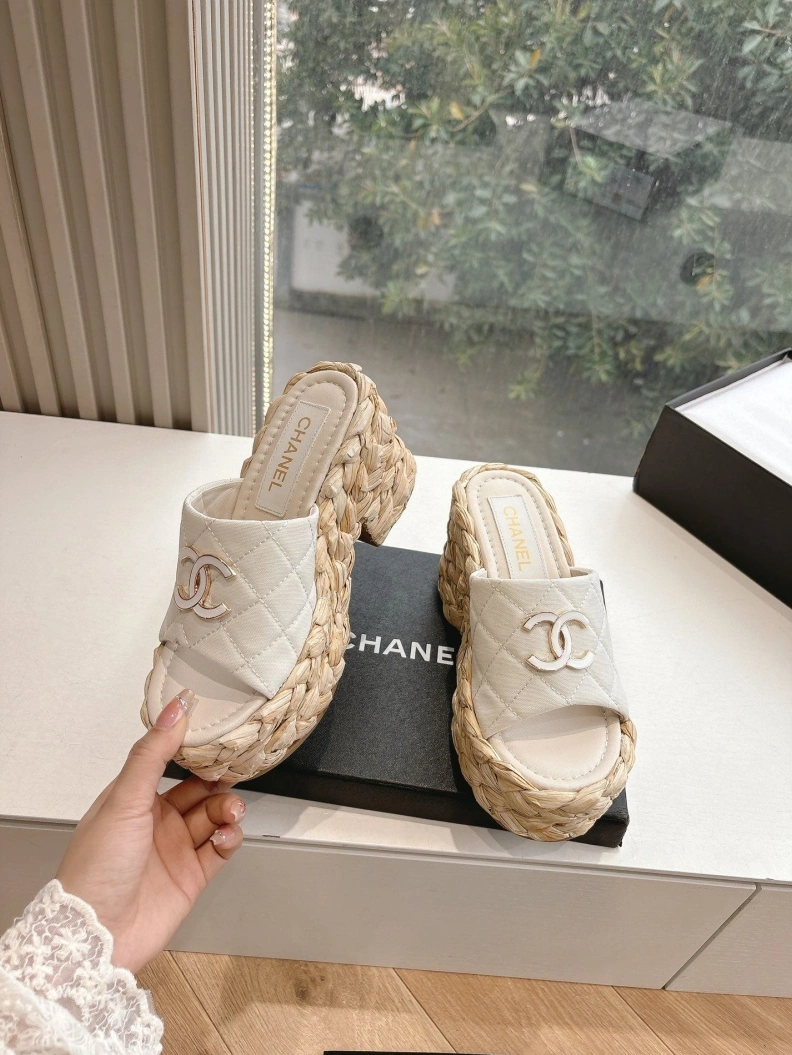 WellDesigned Chxnxl Slippers 117154