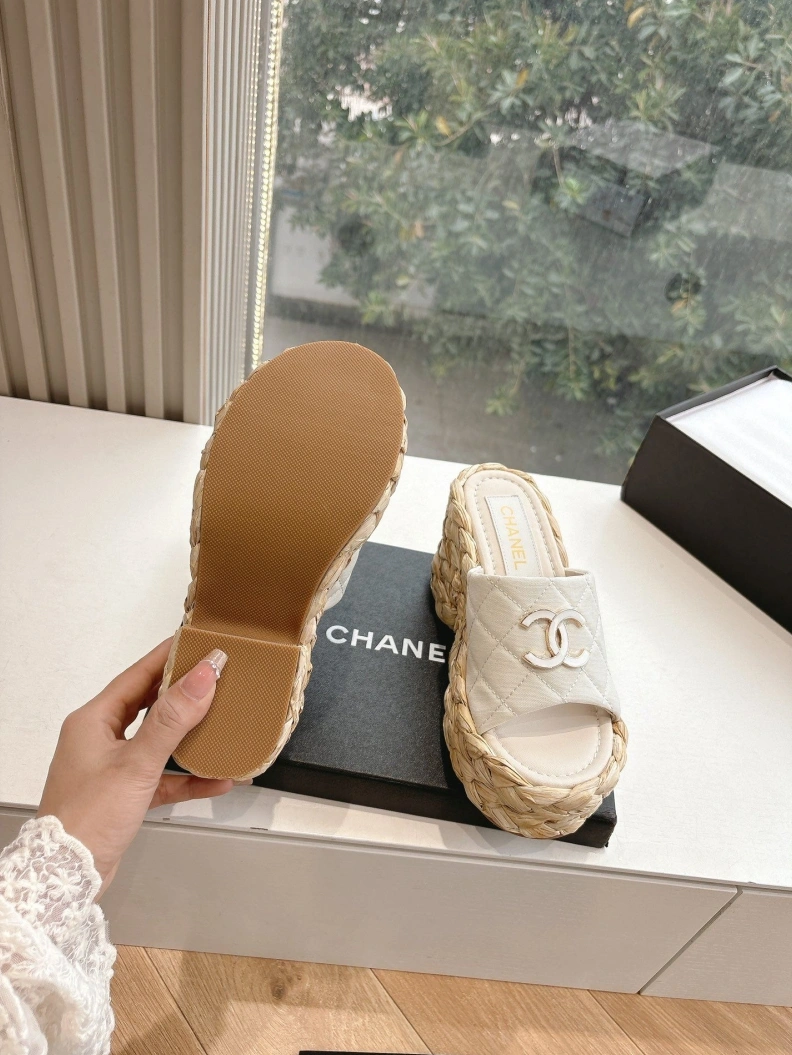 WellDesigned Chxnxl Slippers 117154