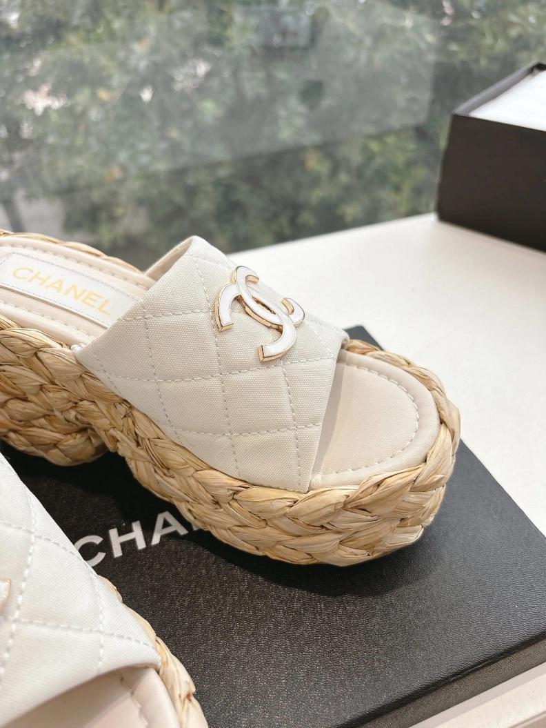 WellDesigned Chxnxl Slippers 117154
