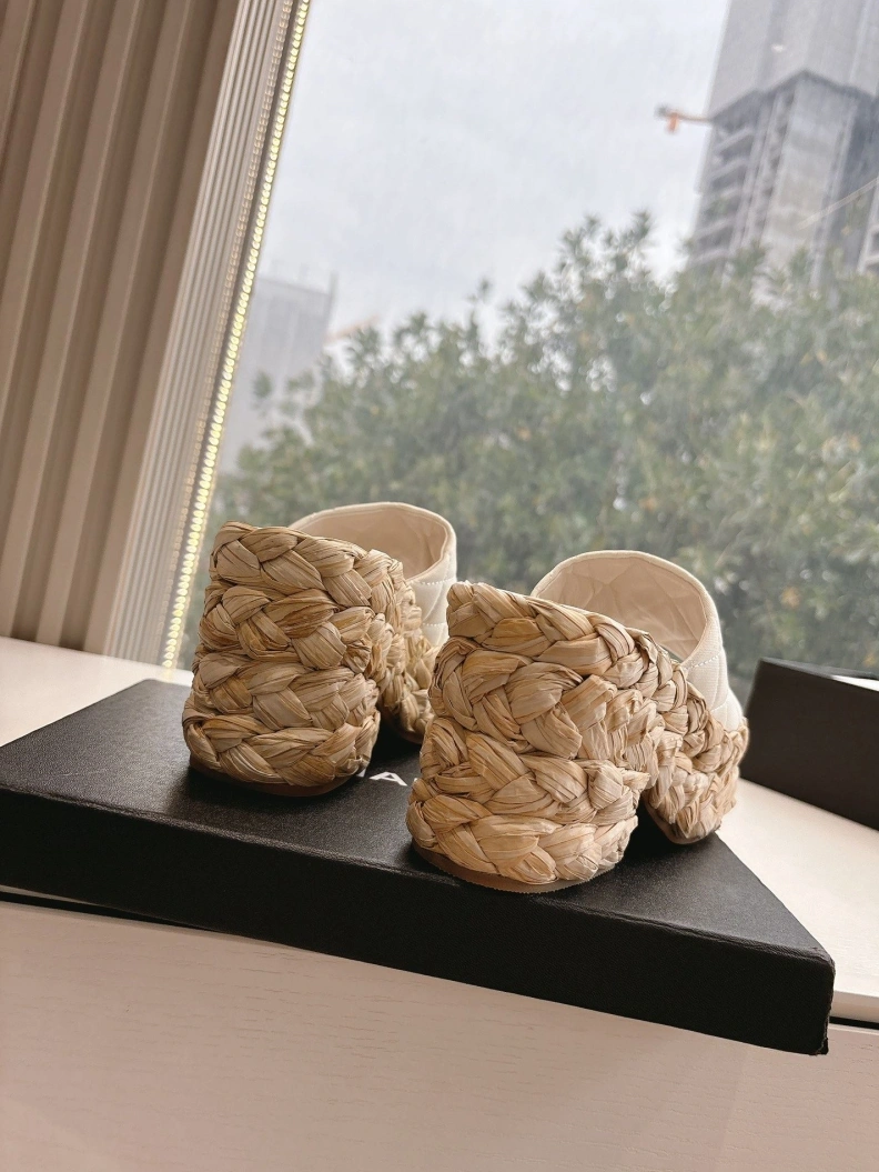 WellDesigned Chxnxl Slippers 117154