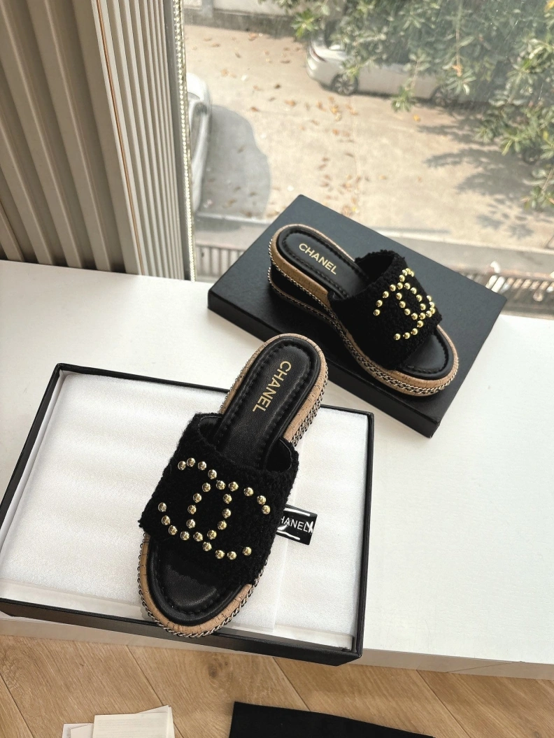 Resilient Chxnxl Slippers 117129