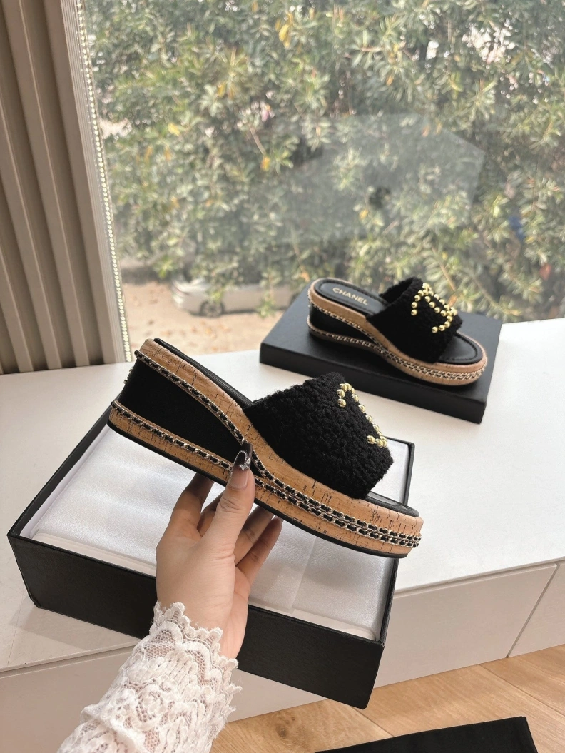 Resilient Chxnxl Slippers 117129