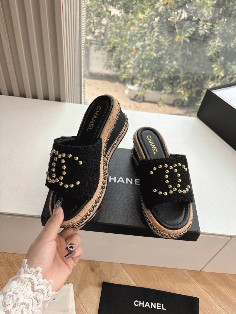 Resilient Chxnxl Slippers 117129