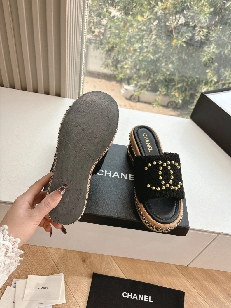 Resilient Chxnxl Slippers 117129