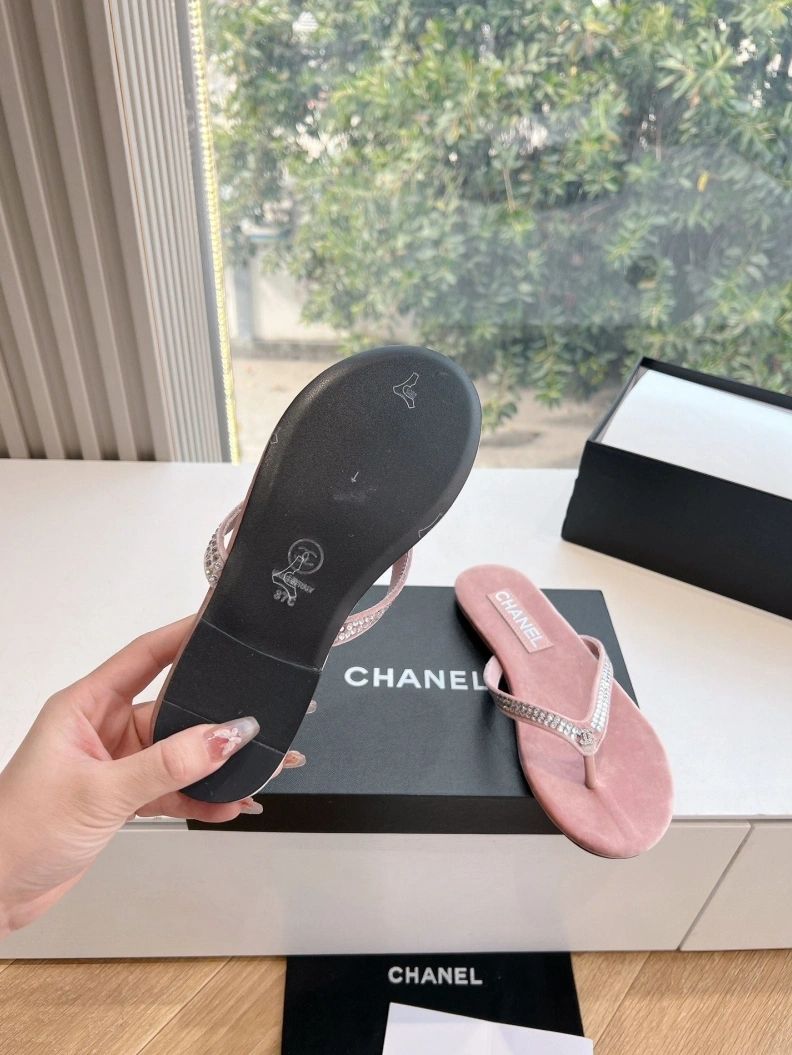 Bold Chxnxl Slippers 117165