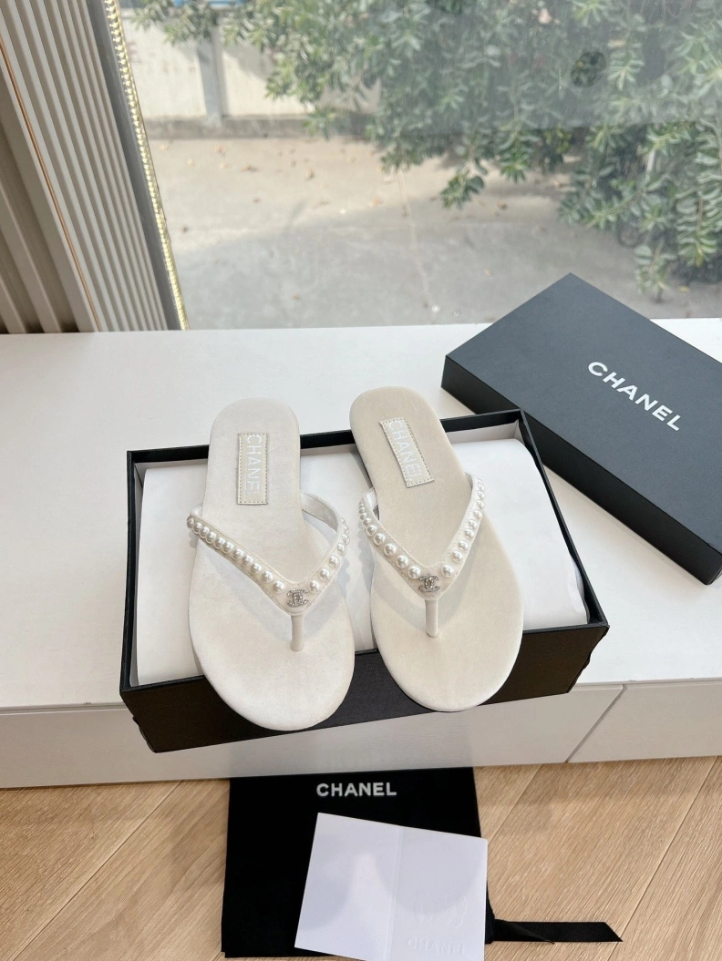 Durable Chxnxl Slippers 117144