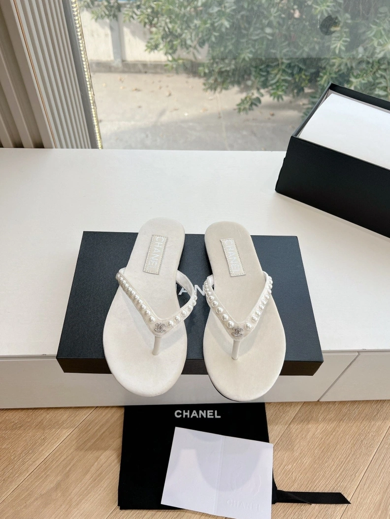 Durable Chxnxl Slippers 117144