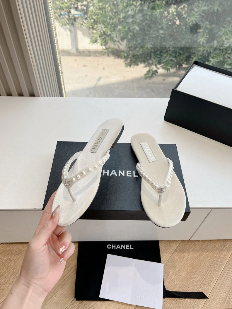 Durable Chxnxl Slippers 117144