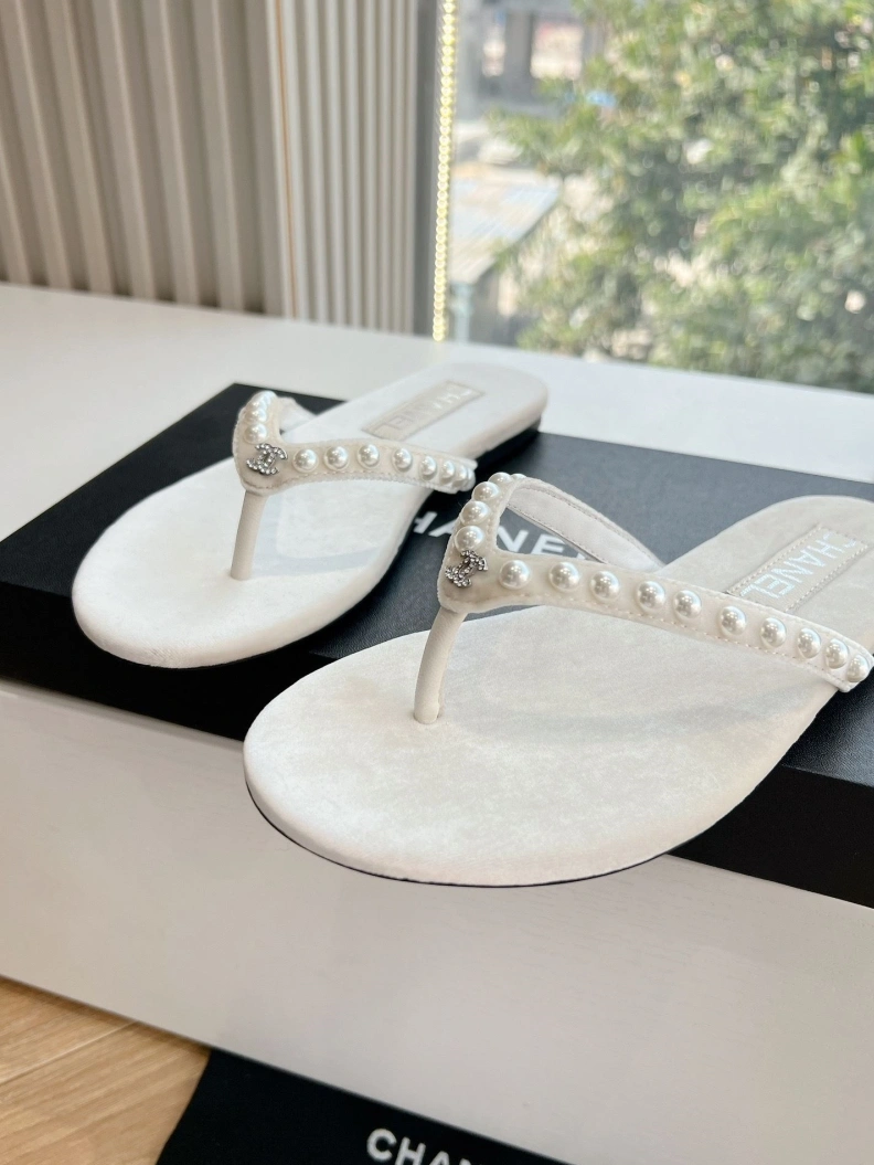 Durable Chxnxl Slippers 117144