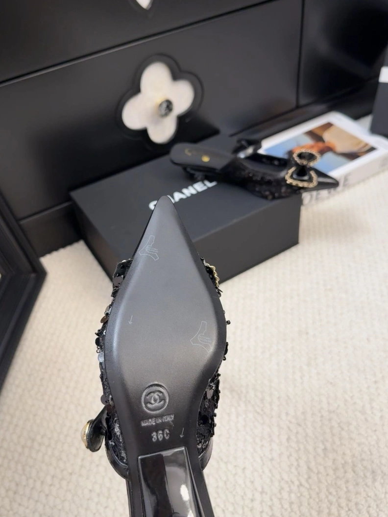 Cozy Chxnxl Sandals 117509
