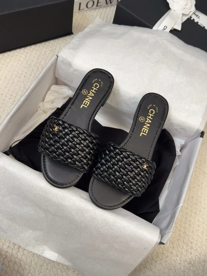 Vibrant Chxnxl Slippers 117169