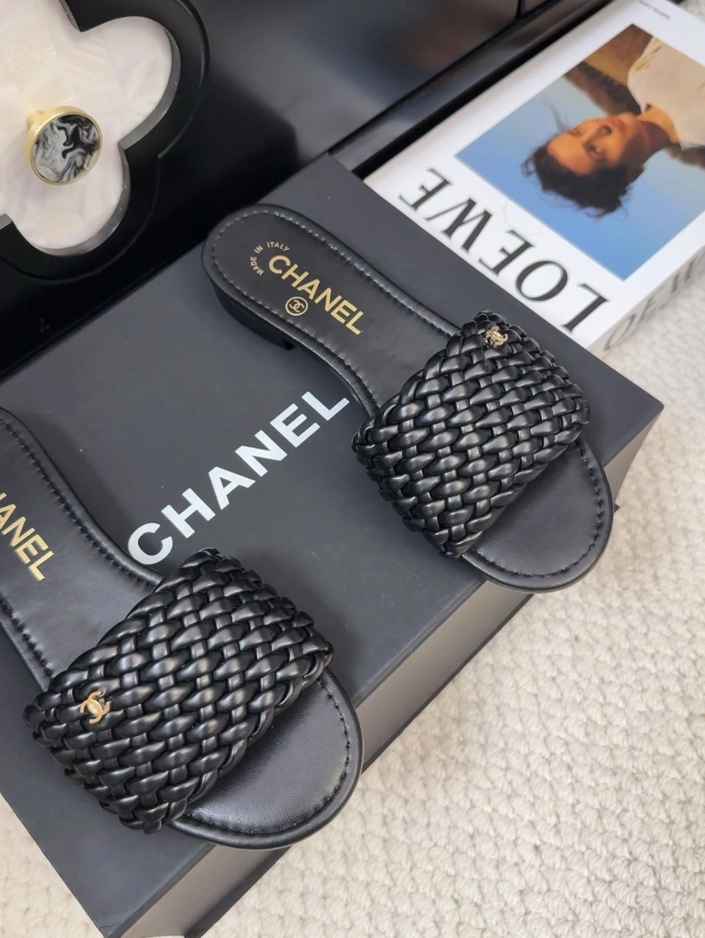 Vibrant Chxnxl Slippers 117169