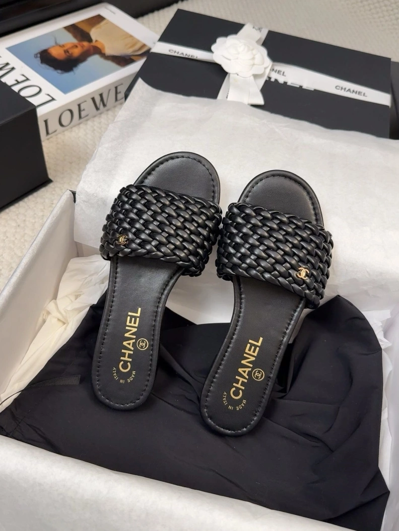 Vibrant Chxnxl Slippers 117169