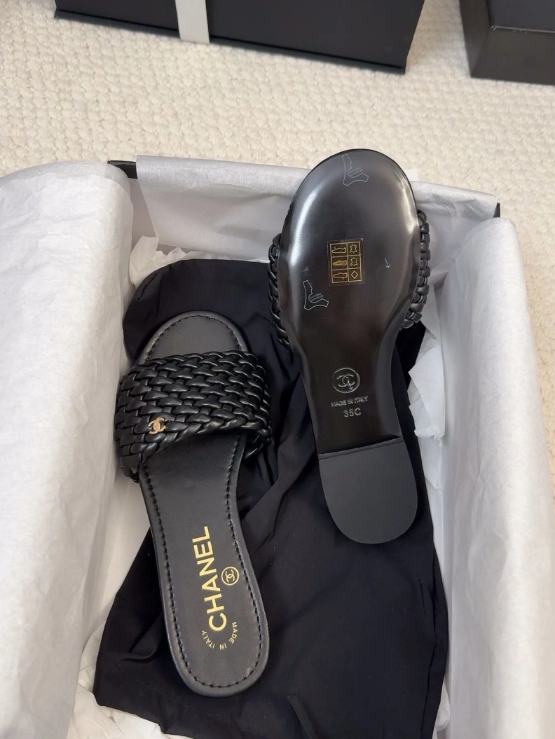 Vibrant Chxnxl Slippers 117169