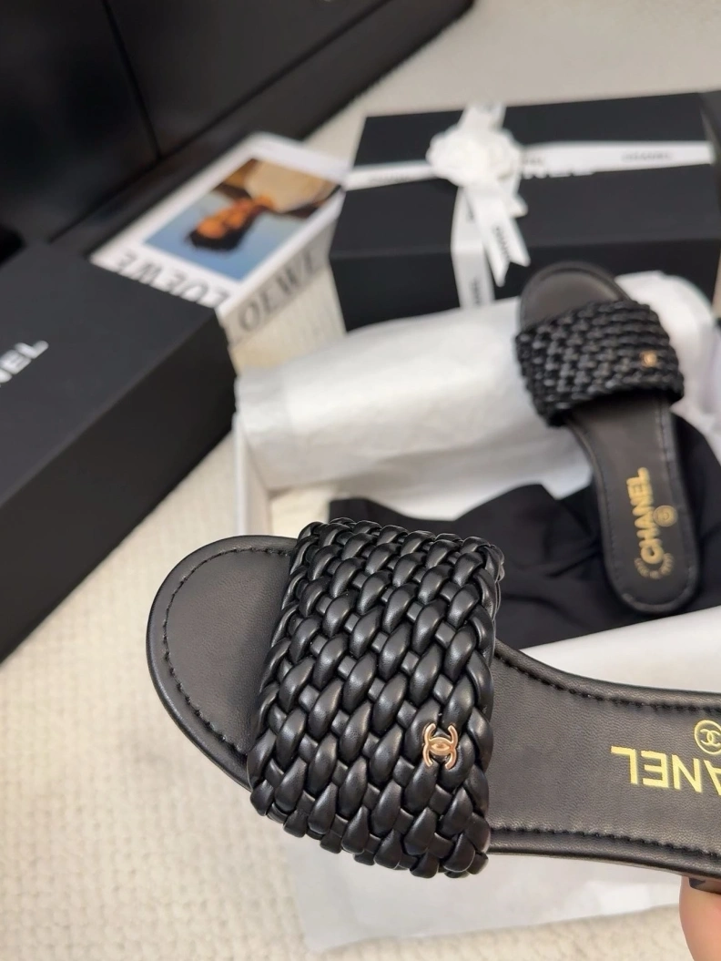 Vibrant Chxnxl Slippers 117169