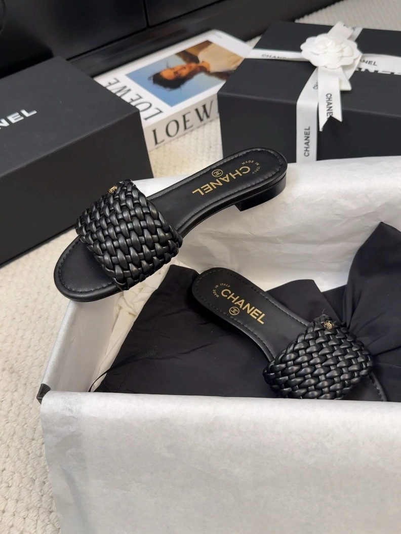 Vibrant Chxnxl Slippers 117169