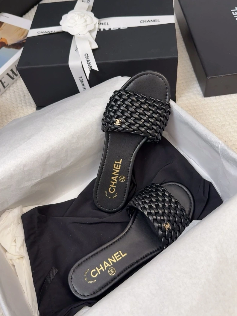 Vibrant Chxnxl Slippers 117169