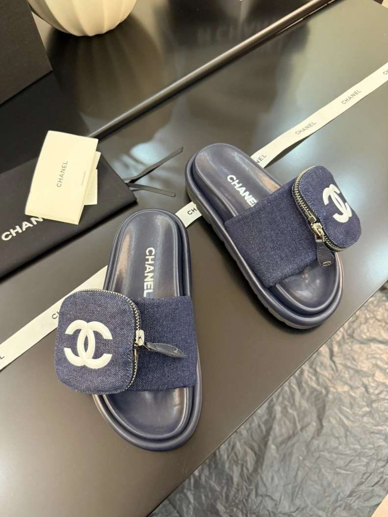 Lightweight Chxnxl Slippers 117141
