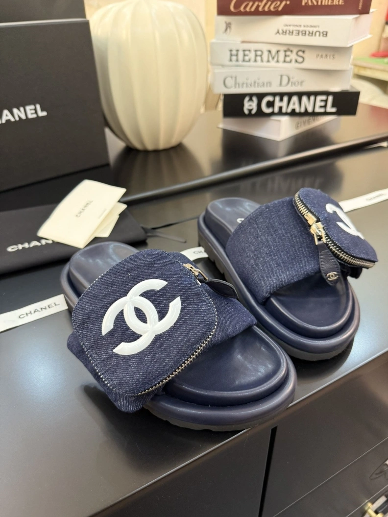 Lightweight Chxnxl Slippers 117141