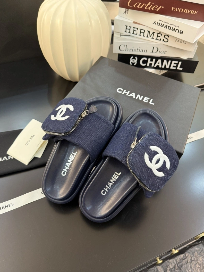 Lightweight Chxnxl Slippers 117141