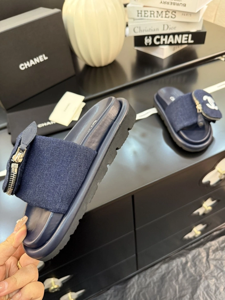Lightweight Chxnxl Slippers 117141