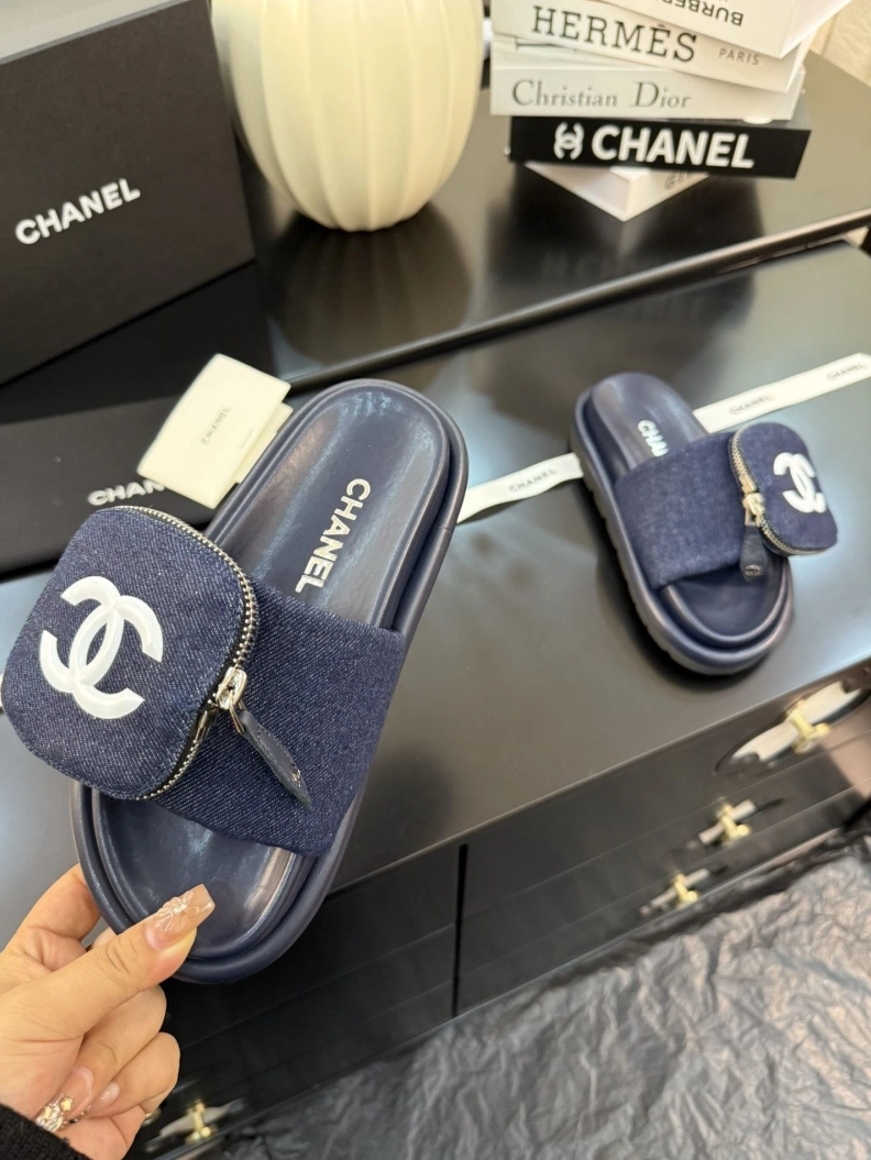 Lightweight Chxnxl Slippers 117141