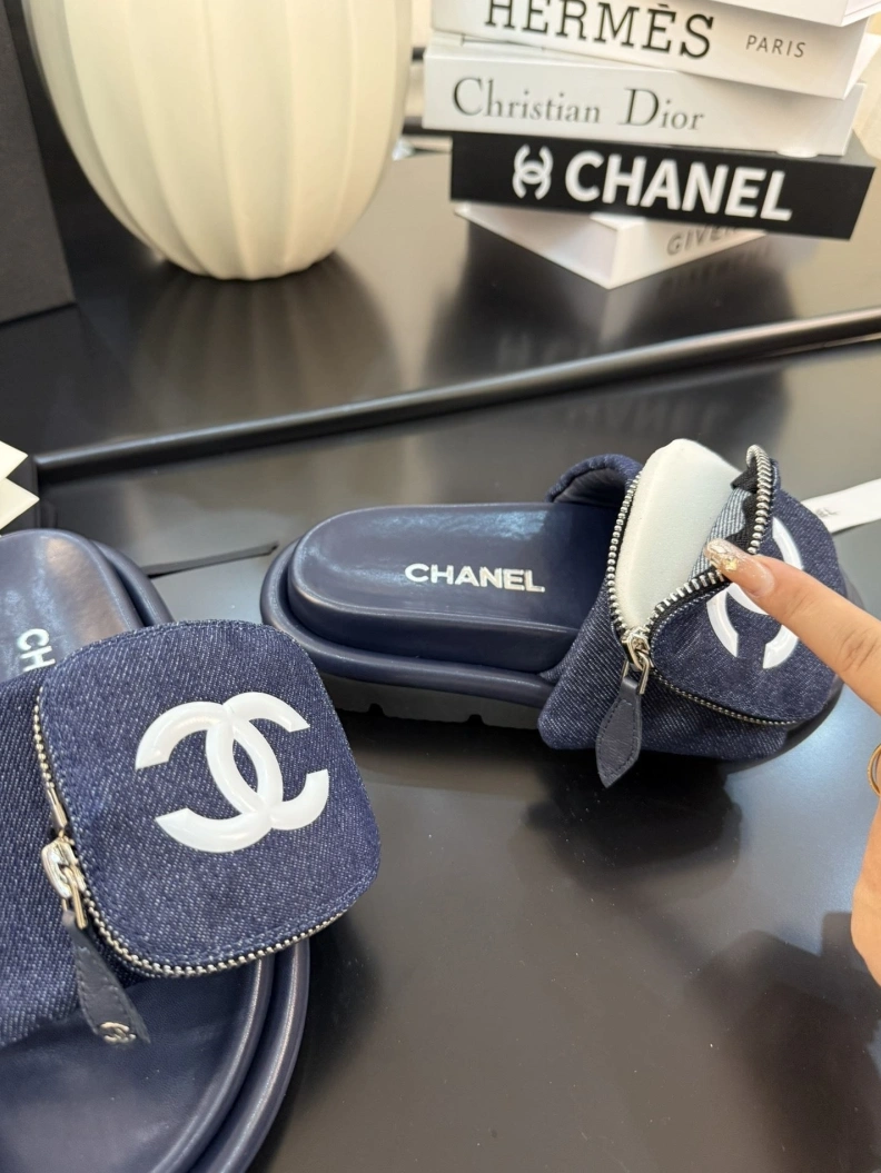 Lightweight Chxnxl Slippers 117141