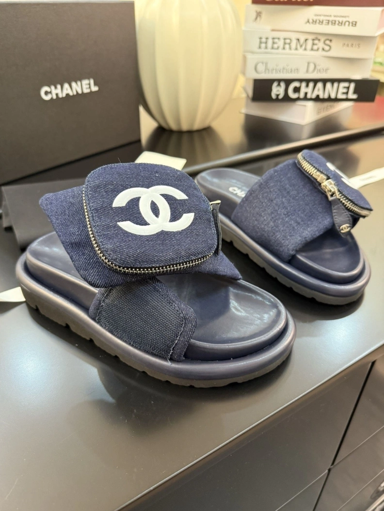 Lightweight Chxnxl Slippers 117141