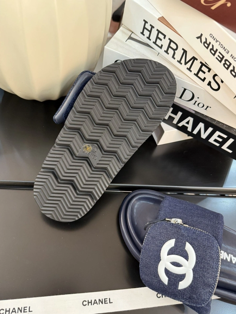 Lightweight Chxnxl Slippers 117141