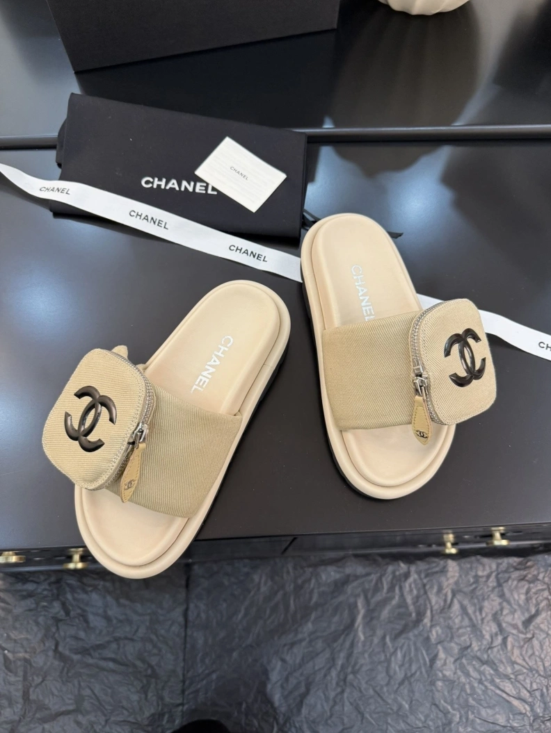 Lightweight Chxnxl Slippers 117137
