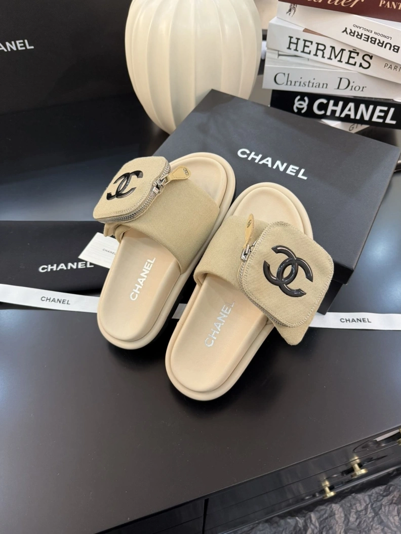 Lightweight Chxnxl Slippers 117137