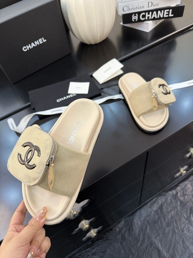 Lightweight Chxnxl Slippers 117137