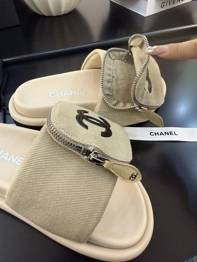 Lightweight Chxnxl Slippers 117137