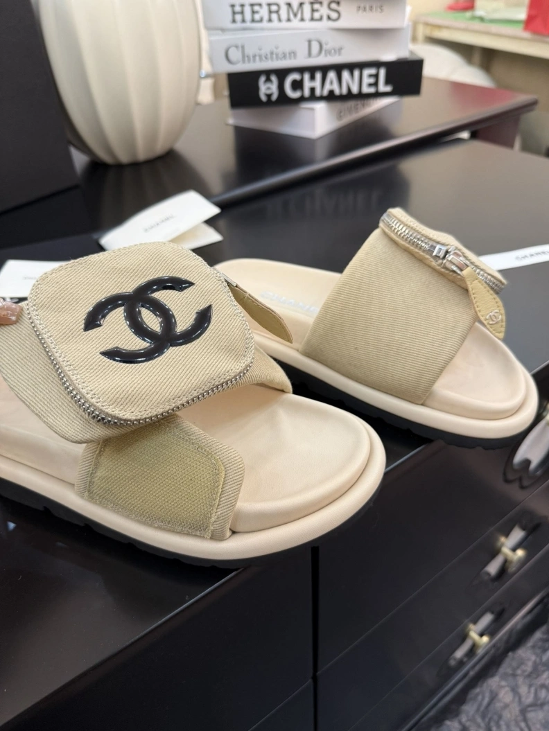 Lightweight Chxnxl Slippers 117137